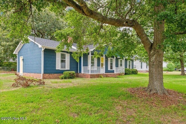 Building Photo - 210 Stillwood Dr