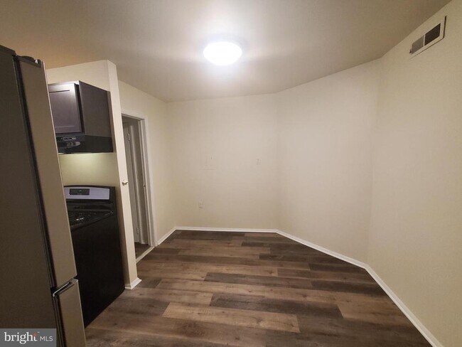 Building Photo - 2026 Mt Royal Terrace