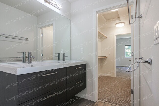 Building Photo - 2968 SE 92nd Ave
