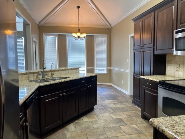 Building Photo - Large Lot Close to to Barksdale Air Force Base w/POOL!!