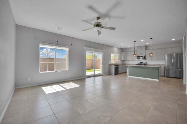 Building Photo - Gorgeous 5 Bedroom home!