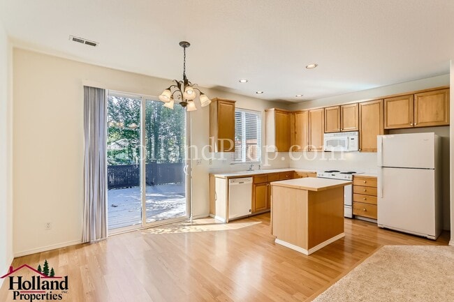 Building Photo - Charming and Comfortable Townhouse in Bethany Area!