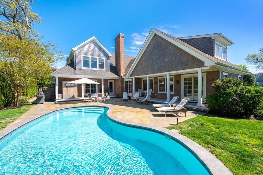 Building Photo - 32 W Neck Cir