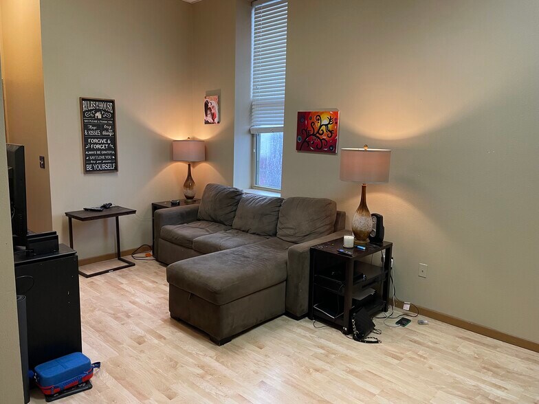 Building Photo - 104 W Main St