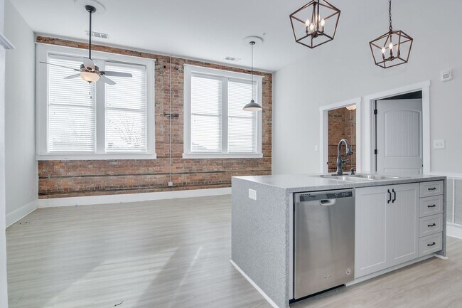 Building Photo - 2 Bed 2 Bath Apartment In Middle of Harlem!