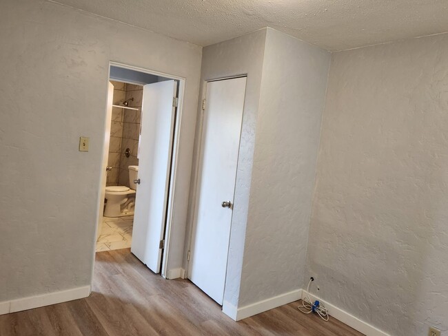 Building Photo - 1 BR 1 BATH FULL REMODEL UPPER UNIT FREE RENT OAC