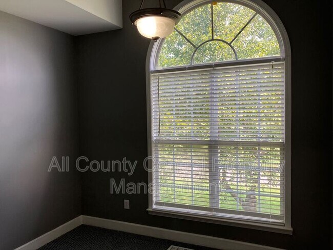 Building Photo - 710 Small Lake Dr