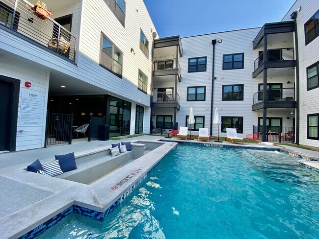 Building Photo - Stylish 3 Bedrooms 2 Bathrooms with Top-Tier Amenities Condo in East Austin!!!