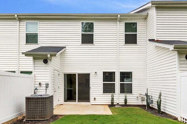 Building Photo - AMAZING LEASE SPECIAL!..Two-story 3BR/2.5BA townhome in Foxcroft Townes in Greenville - available...