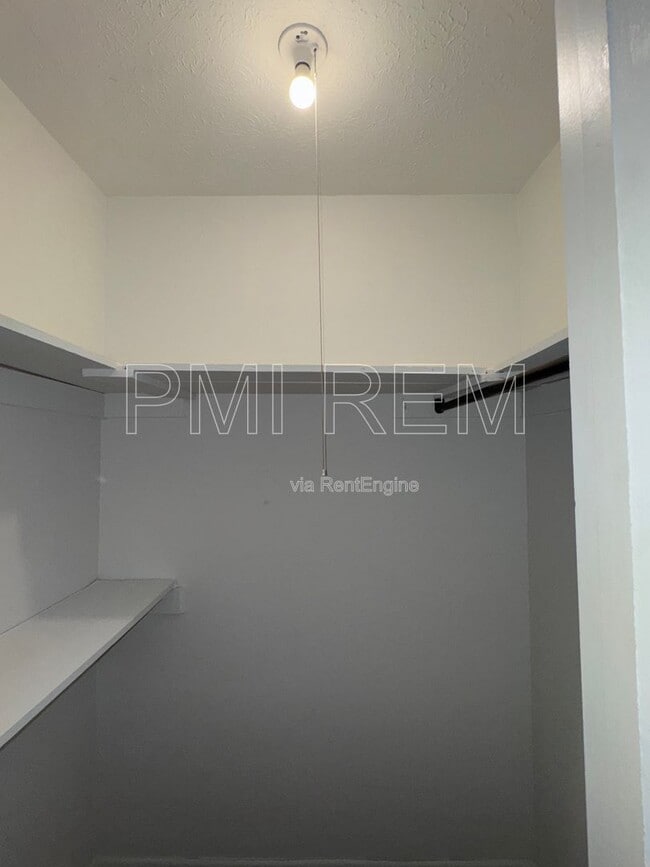 Building Photo - 2046 W Market St