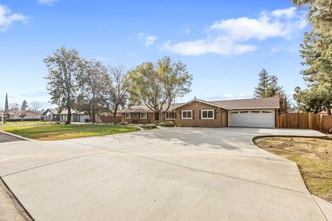 Building Photo - Madera Ranchos Home, 3BR/2BA, Built 1986 -...