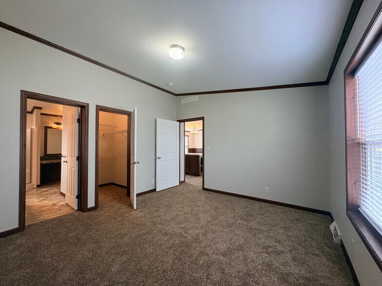 Building Photo - 2121 Four Seasons Dr