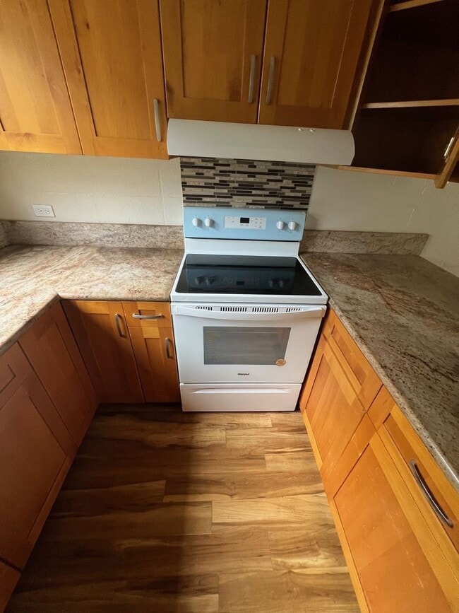 Building Photo - 2-bed 2-bath 1- parking Tropic Gardens Town House for rent!