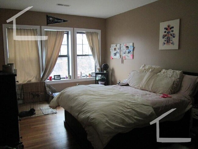 Building Photo - Don't miss out........ 4 bed 2 bath in Brookline!
