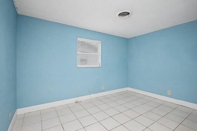 Building Photo - 71 18th Ave S