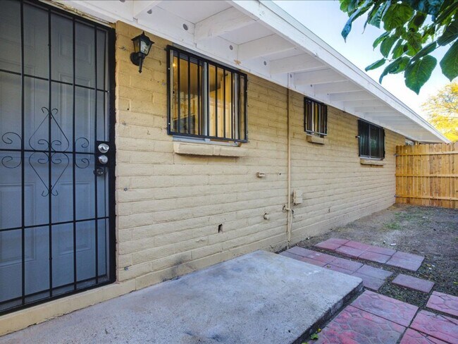 Building Photo - Fully Remodeled 2 Bedroom Home – Modern Co...
