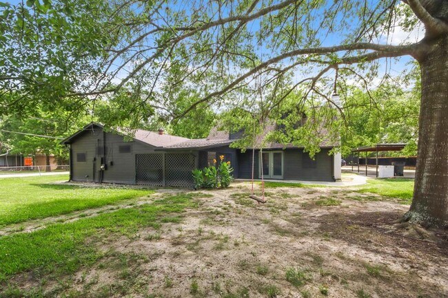 Building Photo - 222 Camp Lillie Rd