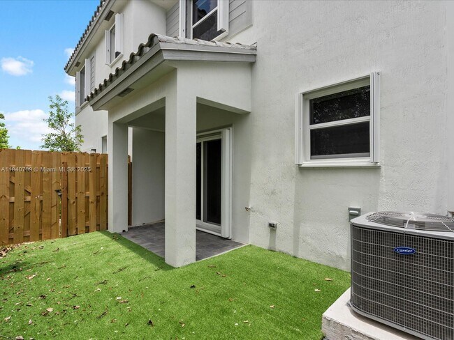 Building Photo - 106 SW 184th Ave
