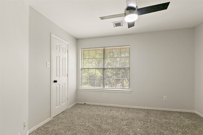 Building Photo - 10 Scenic Brook Ct