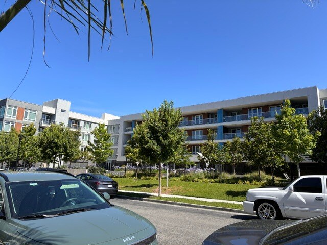 Building Photo - 5925 Charlotte Dr