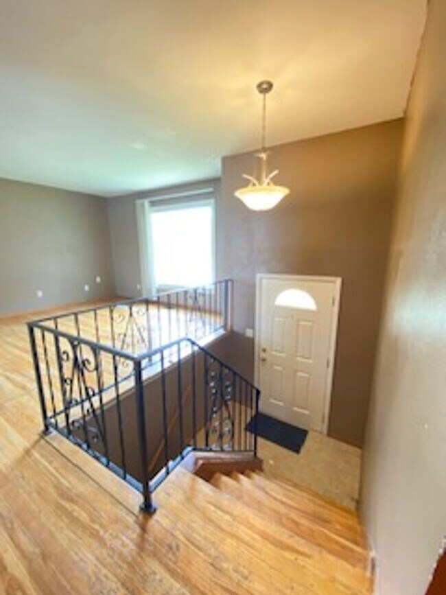 Building Photo - 3 Bedroom Home Available in Elkhart!