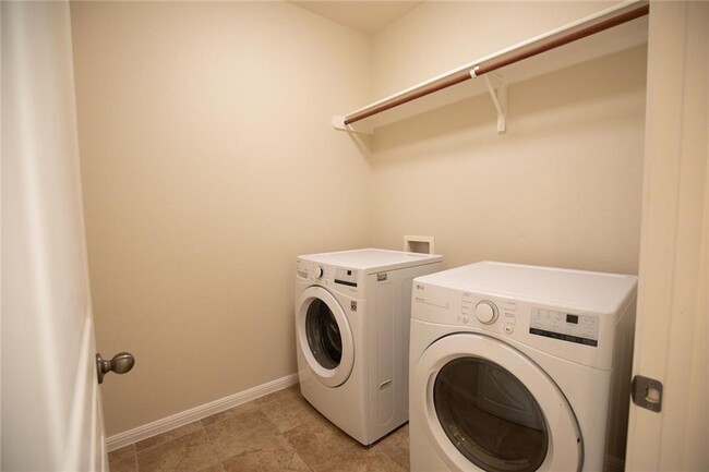 Building Photo - 14825 Fernhill Dr