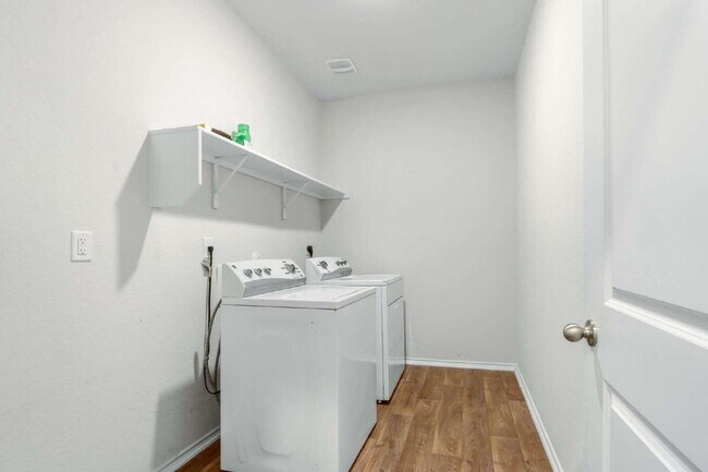 Building Photo - "Spacious 5-Bedroom San Antonio Gem with G...