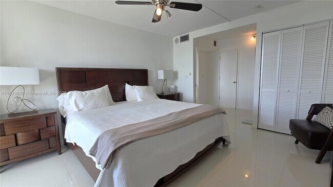 Building Photo - 3731 N Country Club Dr