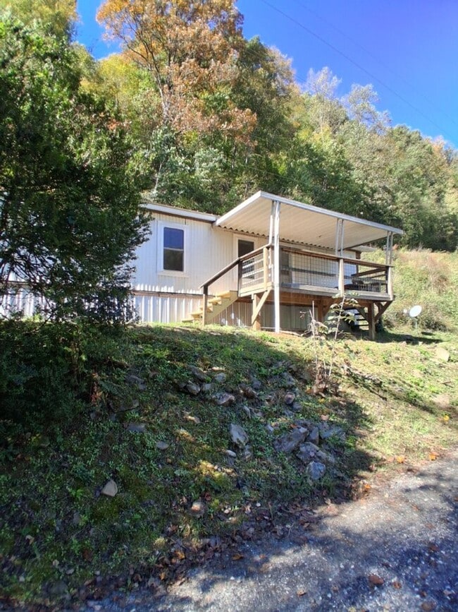 Building Photo - $1,500 - 2 Bedroom / 1 Bath Mobile Home Sitting on the Tuckasegee River