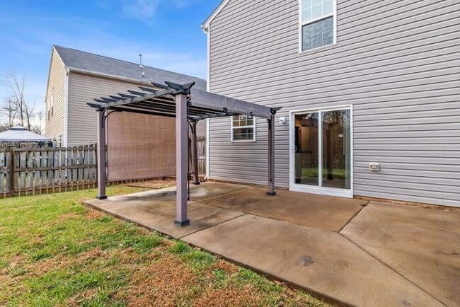 Building Photo - Newer Home in Reedy Fork, So Many Upgrades, SS Appliance, Loft, Garage, Fenced!