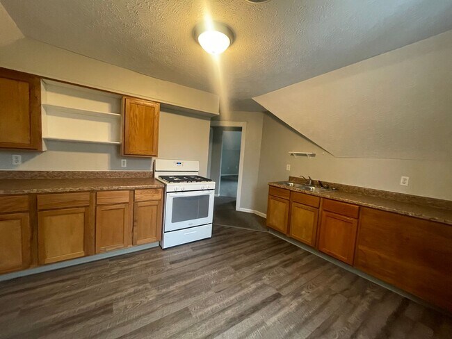 Building Photo - Recently Updated - Upper One Bedroom with Washer/Dryer!