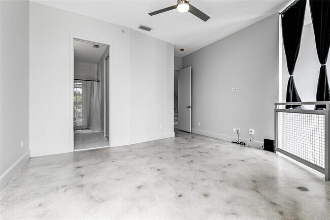 Building Photo - 721 SE 12th Ct