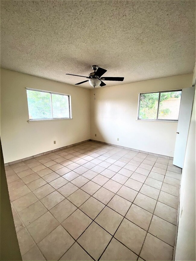Building Photo - Large 4 Bedroom home with Garage and Enclo...