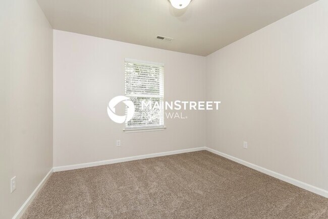 Building Photo - 3 Bedroom Pet-Friendly Home in GREENSBORO,...