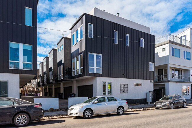 Building Photo - ROOFTOP DECK + spacious END UNIT townhome in Berkeley Neighborhood!