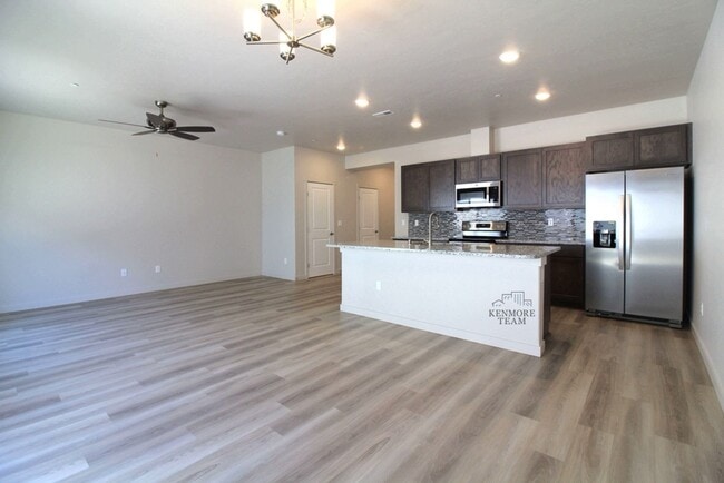 Building Photo - 3 Bedroom, 2.5 Bath Townhome in Kennewick