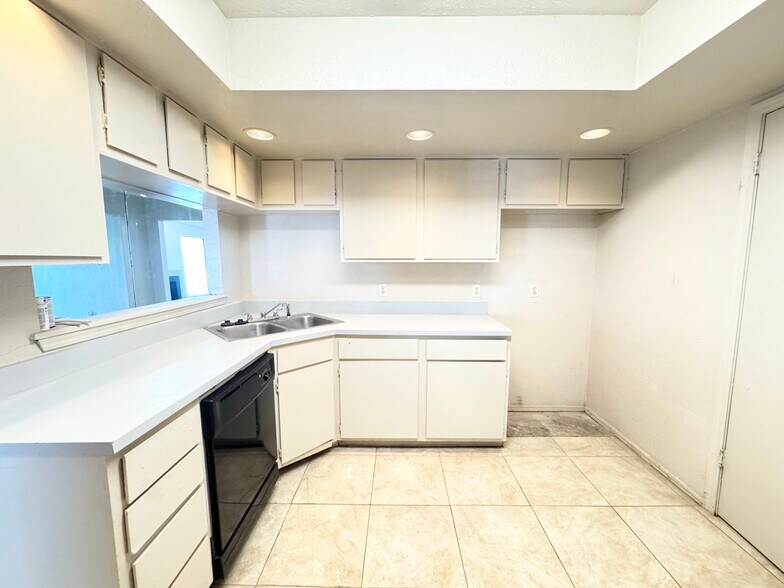 Building Photo - 401 NE 115th St