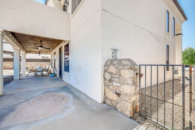 Building Photo - Beautiful Westside home FURNISHED with 4 b...