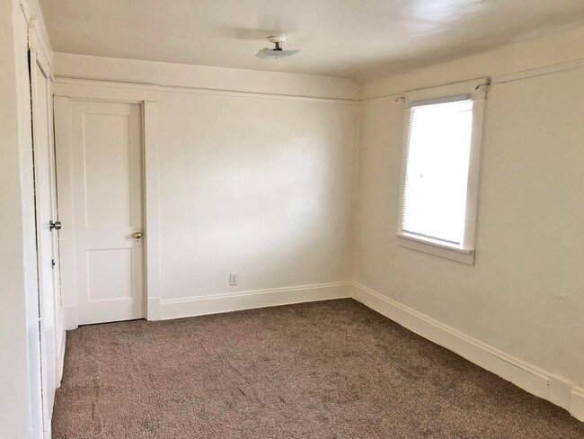 Building Photo - 2 Bed 1 Bath Single Family Home in the Bea...