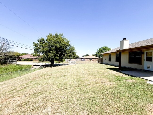 Building Photo - Available NOW!!!! This charming 1 story, 3 bedroom, 2 bath house could be your next home! Beautif...