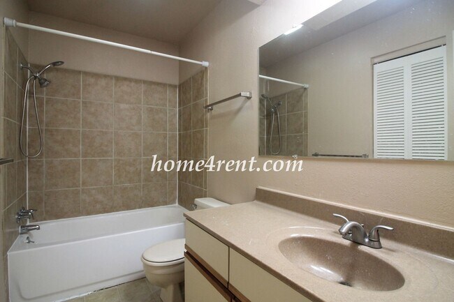 Building Photo - Cozy Olathe Ranch Style Home w/ Wood Floors!