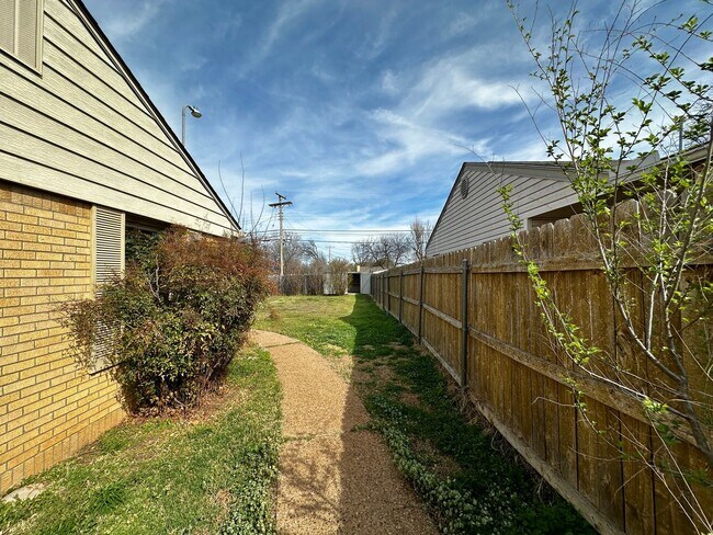 Building Photo - 3 Bedroom
