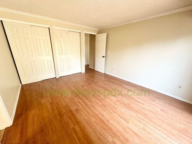 Building Photo - Gorgeous 4 Bedroom 2 Bath with Fully Fence...