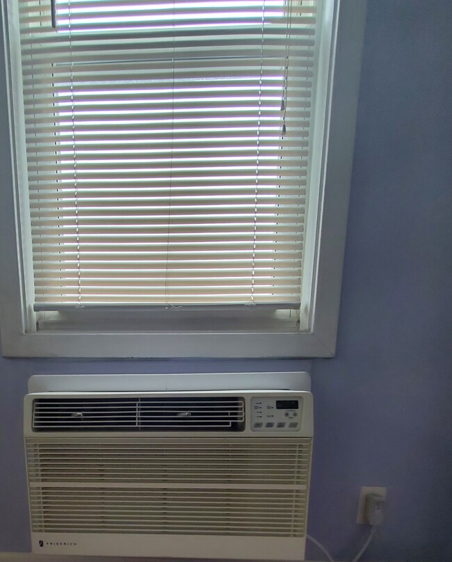 AC in BR2 - 700 Summer St