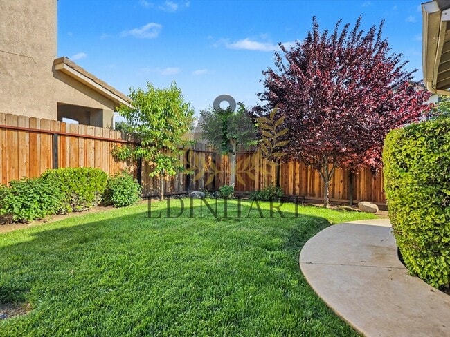 Building Photo - 818 S Apple Ave