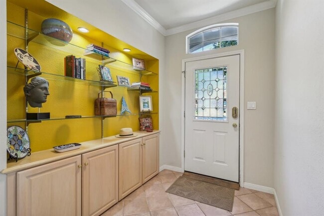 Building Photo - 617 Evergreen Ln