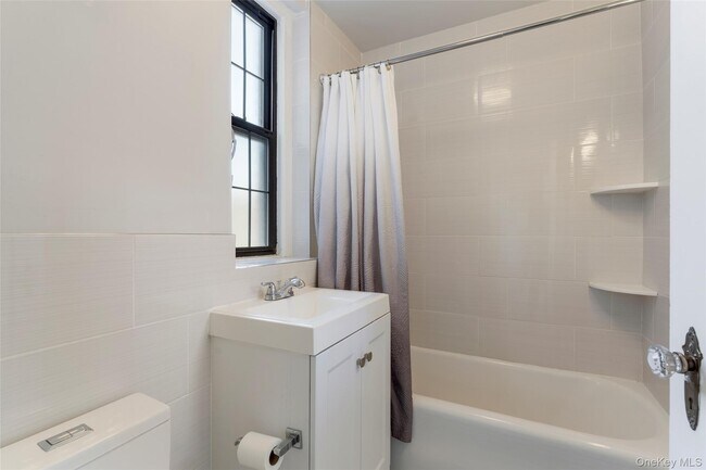 Building Photo - 14 N Chatsworth Ave