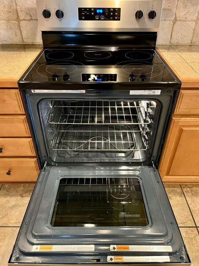 Building Photo - 5 bedroom and 3 bathroom two level house