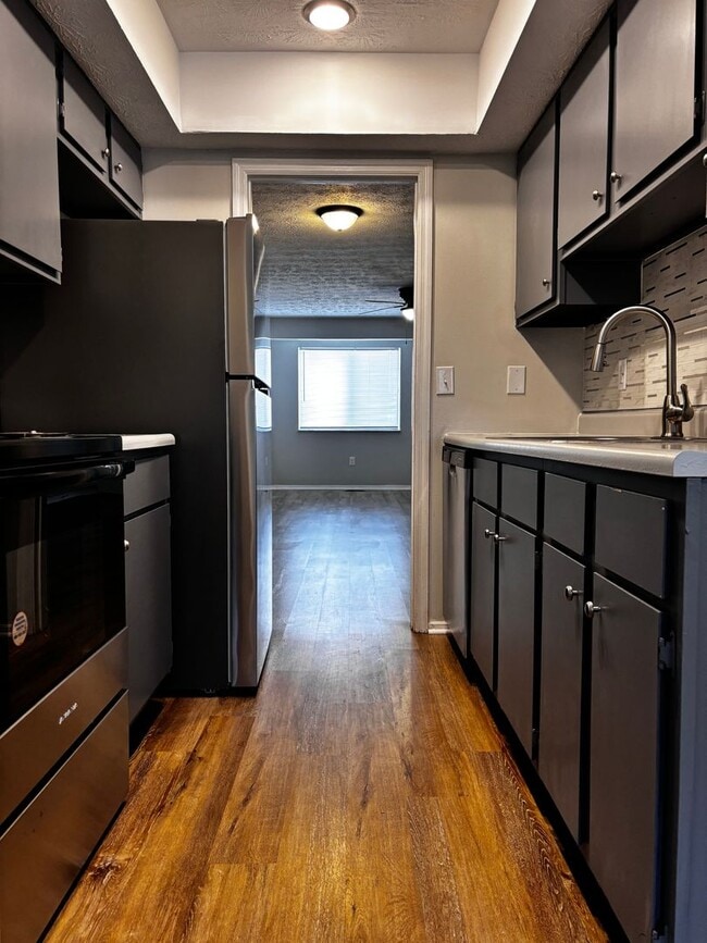 Building Photo - 2 Bed 1.5 bath Condo with Carport