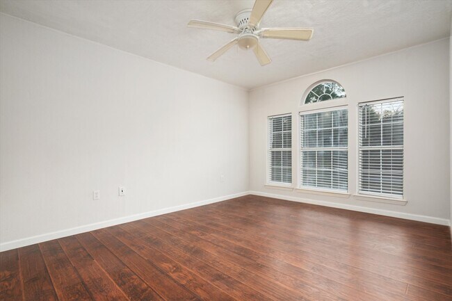 Building Photo - 32726 Riverwood Dr